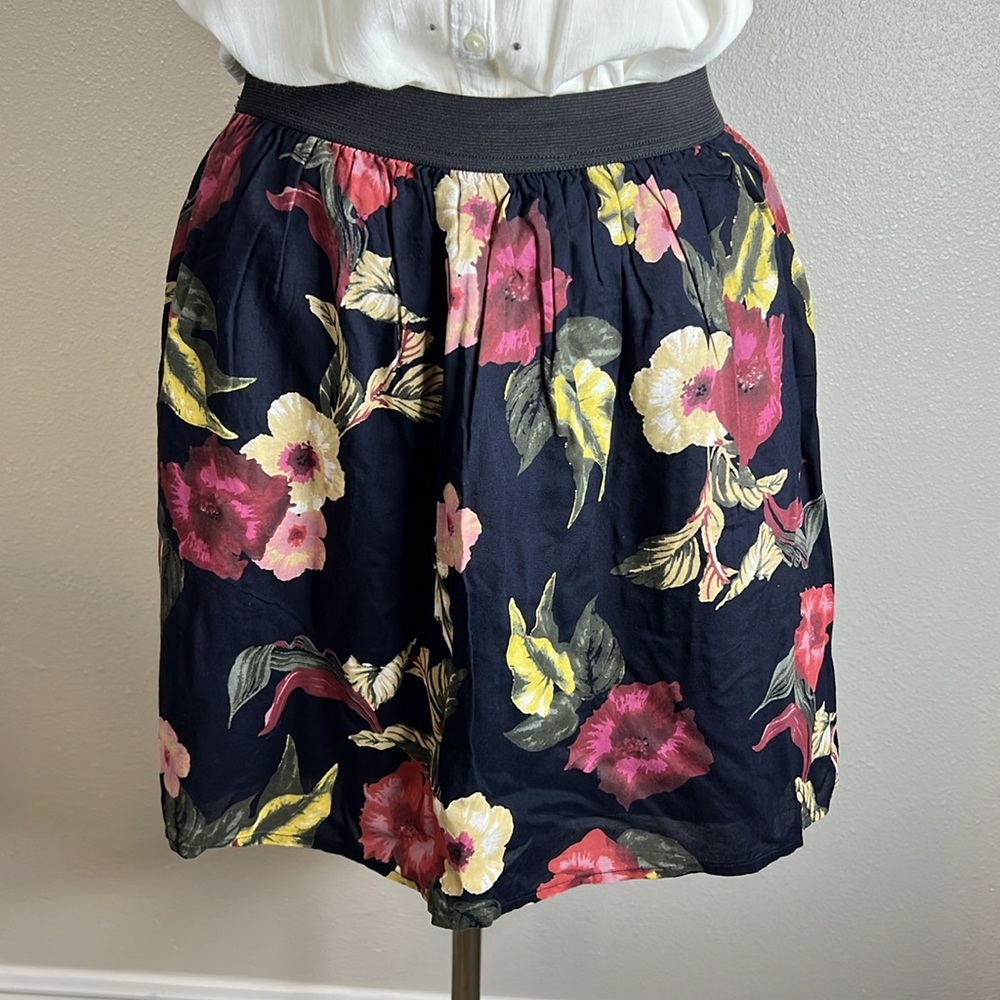 ABERCROMBIE & FITCH Dark Floral Mini Skirt Pull On Lined Girly Romantic Whimsy M